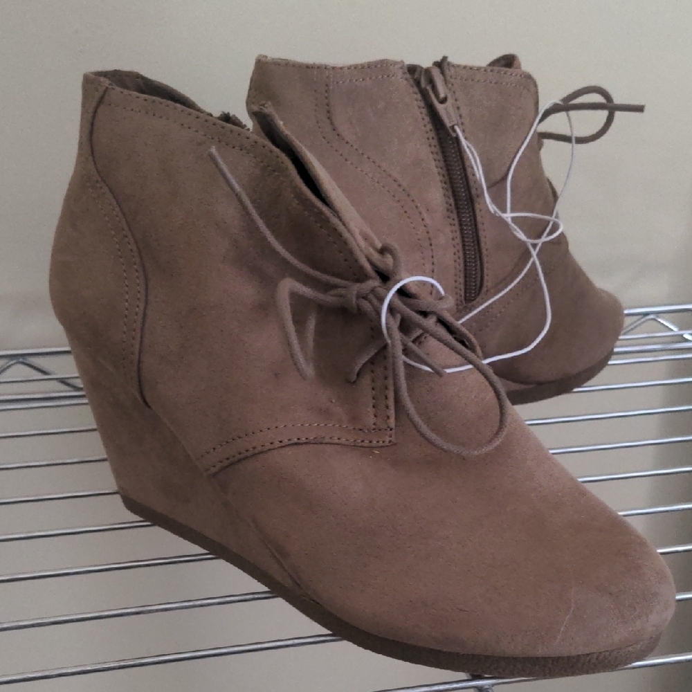 Tan Ankle Boots with Wedge Heel and Lace-Up Design